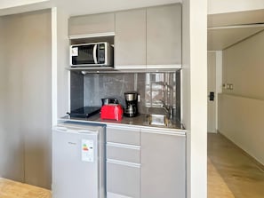 Geladeira, micro-ondas, cooktop, cafeteira/chaleira