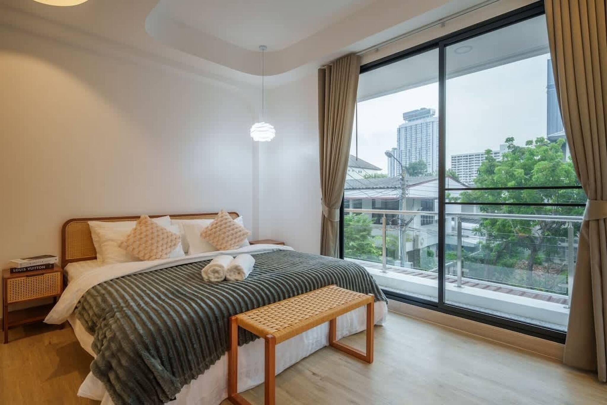4 bedrooms, iron/ironing board, internet, bed sheets