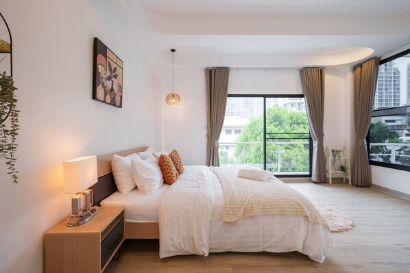 4 bedrooms, iron/ironing board, internet, bed sheets