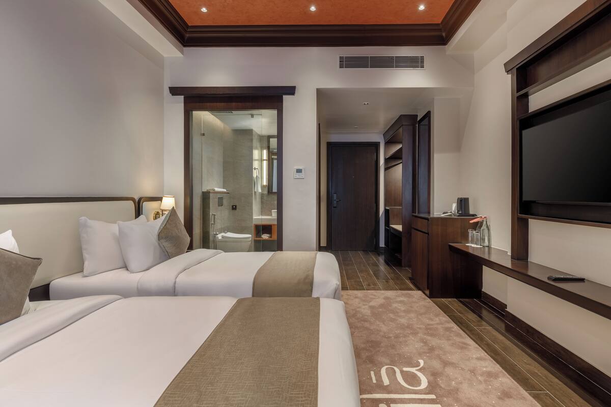 Deluxe Twin Room with Mountain View and City View | Két bảo mật tại phòng, phòng cách âm, bàn ủi/dụng cụ ủi quần áo