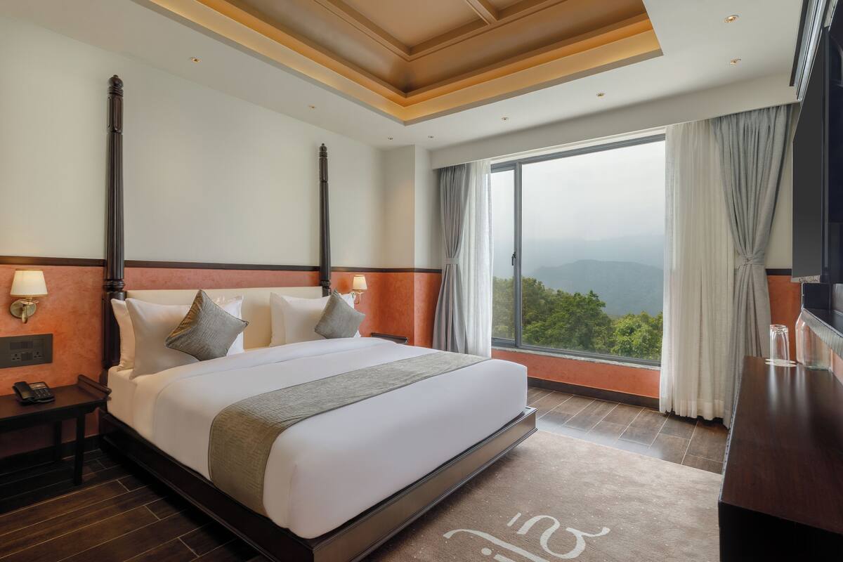 Suite Room with Mountain View | Két bảo mật tại phòng, phòng cách âm, bàn ủi/dụng cụ ủi quần áo