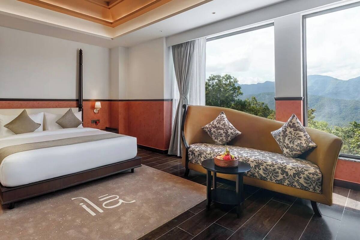 Panoramic View Presidential Suite with Bathtub | Minibar, in-room safe, desk, soundproofing