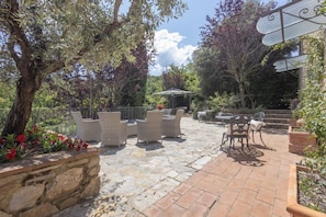 Outdoor dining - Villa Chianti | Luxury Pool, Jacuzzi Tub, Sauna and Chromoterapy (Greve in Chianti)