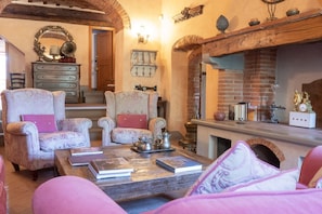 Interior - Villa Chianti | Luxury Pool, Jacuzzi Tub, Sauna and Chromoterapy (Greve in Chianti)