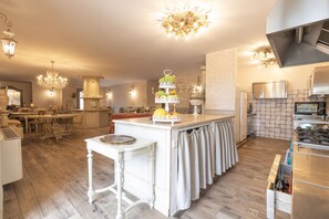 Une cuisine spacieuse dotée d’un îlot central, d’appareils électroménagers modernes et de luminaires élégants.