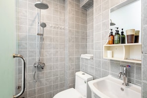 Chambre Simple Junior, 1 lit double, non-fumeurs, climatisation | Salle de bain | Douche, douche à « effet pluie », articles de toilette écologiques