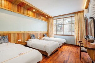 舒适三人房, 多张床, 无烟房, 空调 | 特色装修、遮光窗帘、免费 WiFi、床单