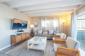 Smart-tv, eldstad och kontor