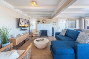 Una Smart TV, una chimenea