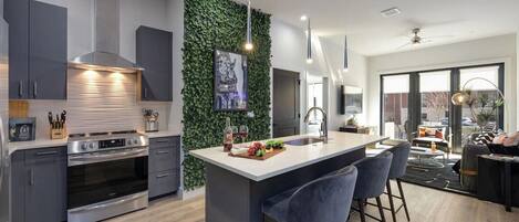 Réfrigérateur, micro-ondes, four, plaque de cuisson