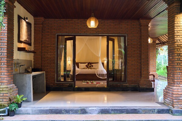 Deluxe Double Room, 1 King Bed, Non Smoking, Garden View | Individually furnished, desk, laptop workspace, free WiFi - Hening Suite Ubud (Tegallalang)
