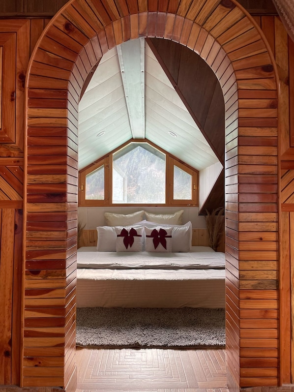 Suite familiar, balcón, vistas a la montaña | Sábanas de algodón egipcio y ropa de cama de alta calidad