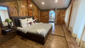 Suite familiale, balcon, vue sur la montagne | Draps en coton égyptien, literie de qualité, couette en duvet