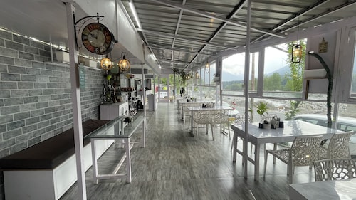 Singh Saab Rooms & Cafe