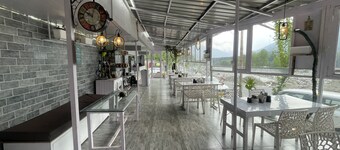 Singh Saab Rooms & Cafe