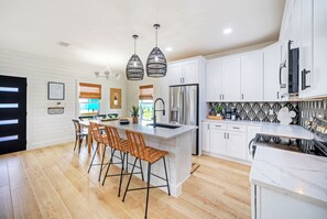 Refrigerador, microondas, horno, placa de cocina