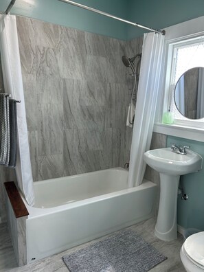 Hair dryer, towels, soap, toilet paper - Tranquil apartment with WiFi in vibrant Oakland (Oakland)