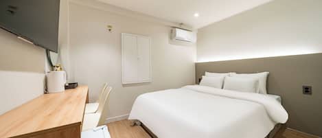 Walk-in Special (Randomly assigned, Parking not available) | Escrivaninha, espaço de trabalho para notebook, Wi-Fi de cortesia