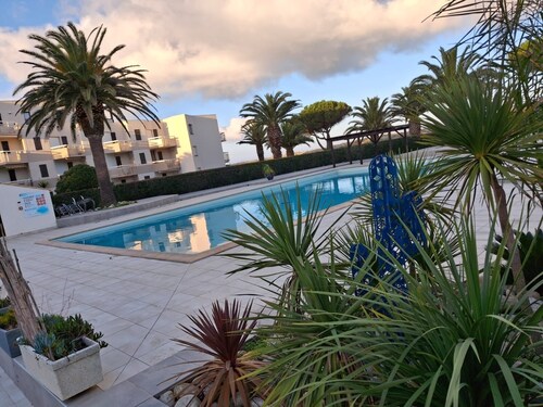 Charming seaside studio with swimming pool