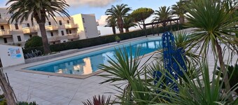 Charming seaside studio with swimming pool