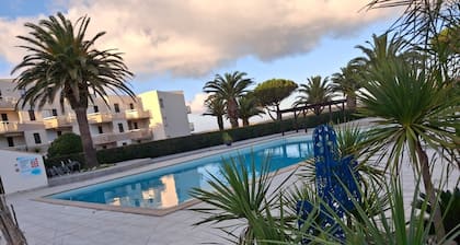 Charming seaside studio with swimming pool