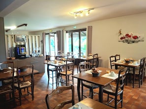 Petit déjeuner buffet (9 EUR par personne)