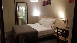 Dobbeltrom, bassengutsikt | Sengetøy av topp kvalitet, individuelt dekorert og skrivebord