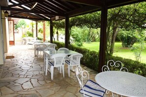 Outdoor dining - Relais de Fréjeroques (Foissac)