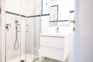 Dusche, Bidet, Handtücher, Seife