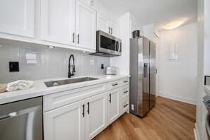 Fridge, oven, stovetop, dishwasher