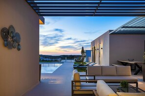 Outdoor dining - Lynx Villa - Sculpted in Light & Nature by etouri (Rethymno)