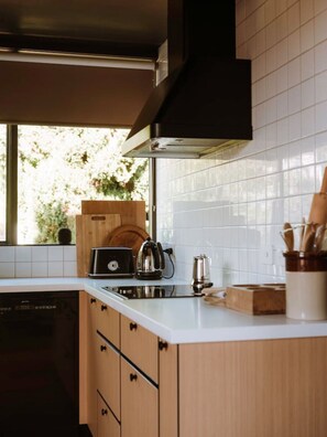 Réfrigérateur, micro-ondes, plaque de cuisson, lave-vaisselle