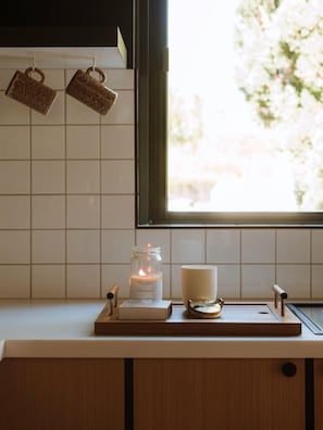 Réfrigérateur, micro-ondes, plaque de cuisson, lave-vaisselle