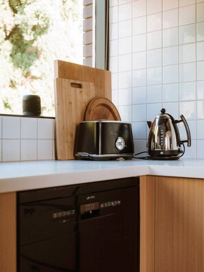 Fridge, microwave, stovetop, dishwasher