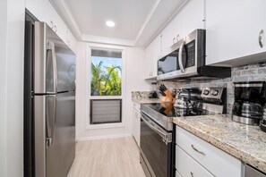 Kylskåp, spishäll, diskmaskin och kaffe- och tebryggare