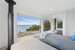 4 bedrooms, desk, iron/ironing board, WiFi