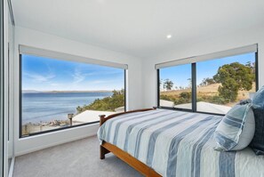 4 bedrooms, desk, iron/ironing board, WiFi