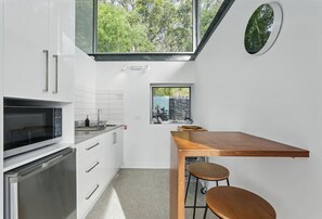 Kühlschrank, Mikrowelle, Ofen, Wasserkocher mit Kaffee-/Teezubehör