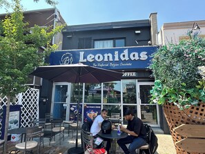 Outdoor dining - Lakeshore Full Apartment -  Steps to Bars & Fun in Port Credit (Mississauga)