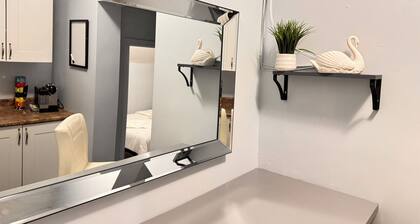 Lakeshore Full Apartment - Steps to Bars & Fun in Port Credit