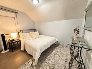 1 bedroom, desk, iron/ironing board, free WiFi - Lakeshore Full Apartment -  Steps to Bars & Fun in Port Credit (Mississauga)