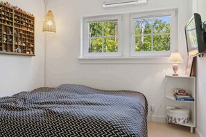 3 bedrooms, in-room safe, iron/ironing board, free WiFi