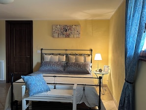 1 chambre, bureau, fer et planche à repasser, lit parapluie