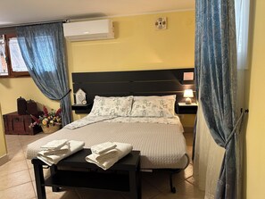 1 室のベッドルーム、デスク、アイロン / アイロン台、旅行用ベビーベッド