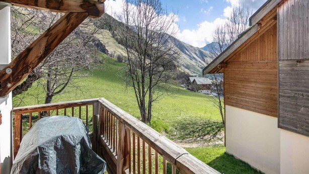 A wooden deck with a view of a mountainous landscape. - Apartment in Saint-Sorlin near Ski Resort (Saint-Sorlin-d´Arves)