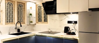 Luxury Stylish Comfort near Airport, Bus and Train