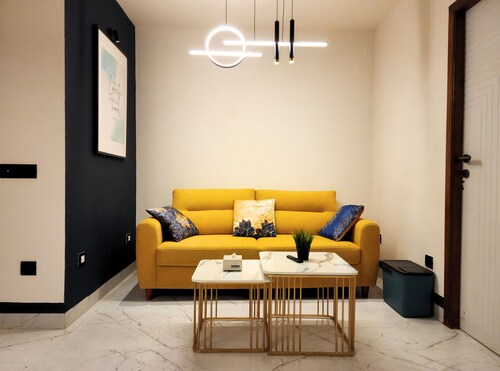Luxury Stylish Comfort near Airport, Bus and Train