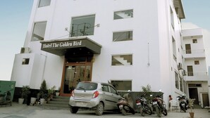 A multi-story building with a sign reading "Hotel The Golden Bird". - Hotel The Golden Bird (Agra)