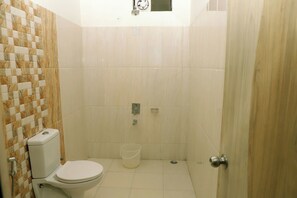Towels, soap, shampoo, toilet paper - Hotel The Golden Bird (Agra)