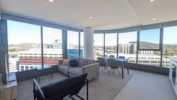 Tv och ett bordtennisbord